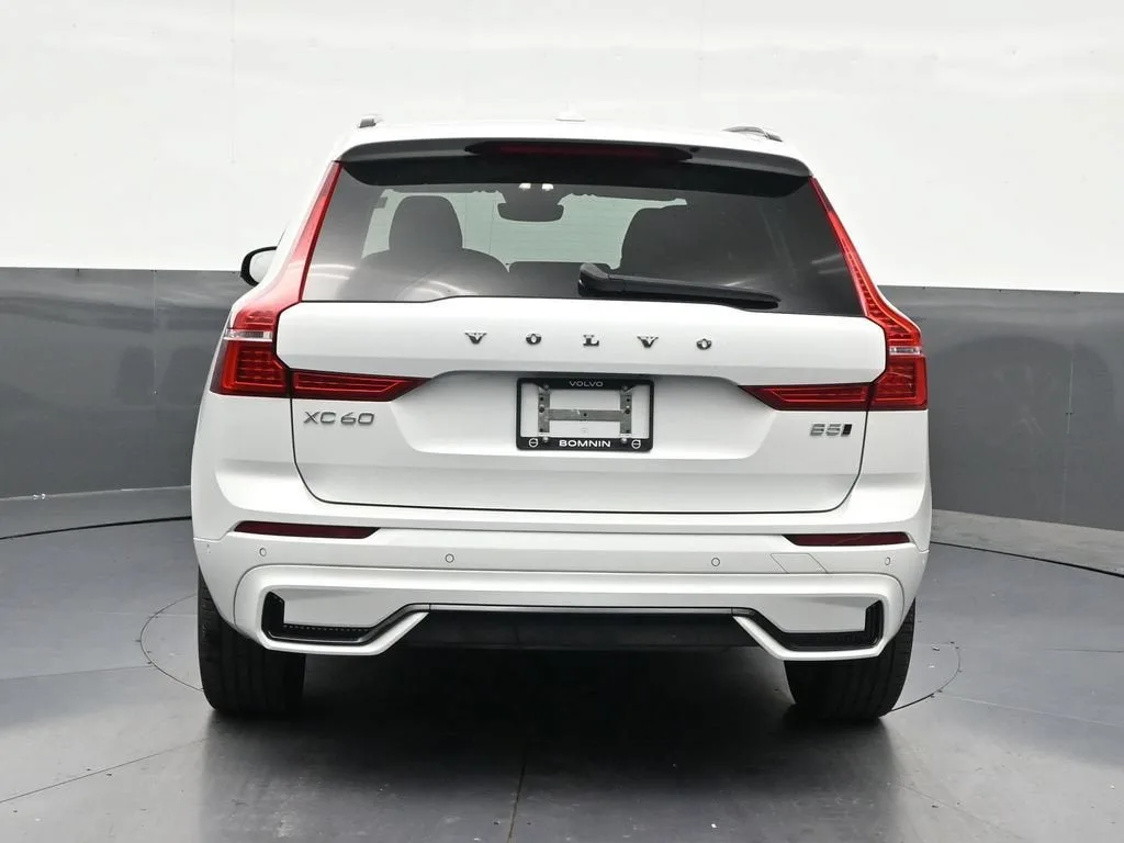2024 Volvo XC60 B5 Plus Dark Theme photo 5