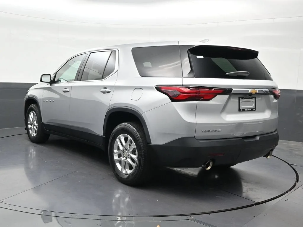 2022 Chevrolet Traverse LS photo 3
