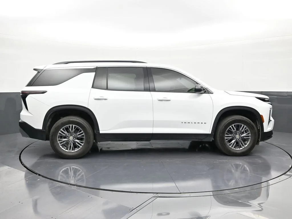 2025 Chevrolet Traverse LT photo 6
