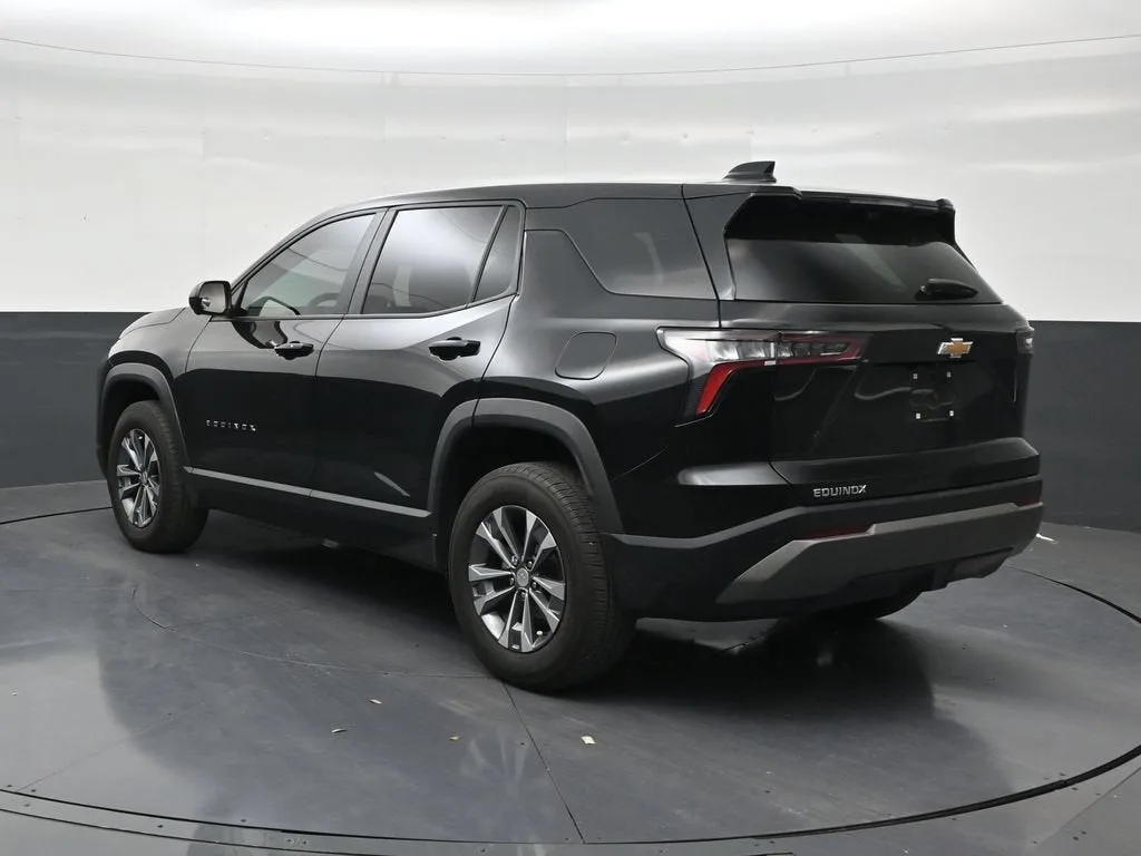 2025 Chevrolet Equinox LT photo 3