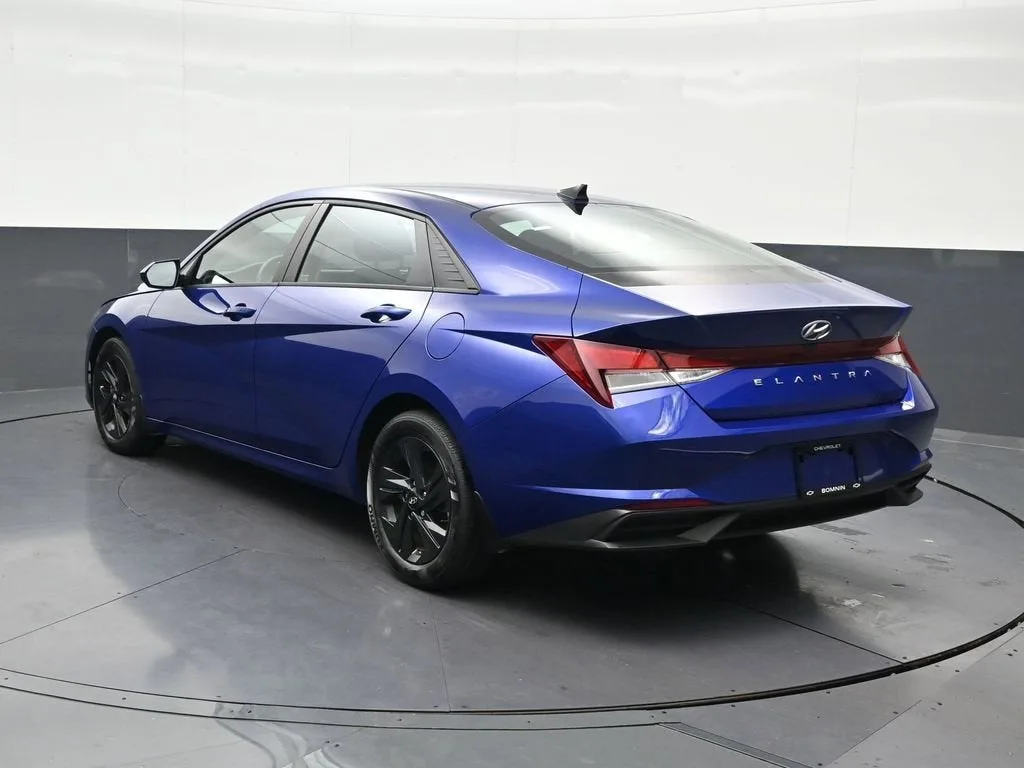 2023 Hyundai Elantra SEL photo 3