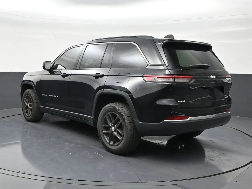 2024 Jeep Grand Cherokee Laredo X 4x4 photo 3
