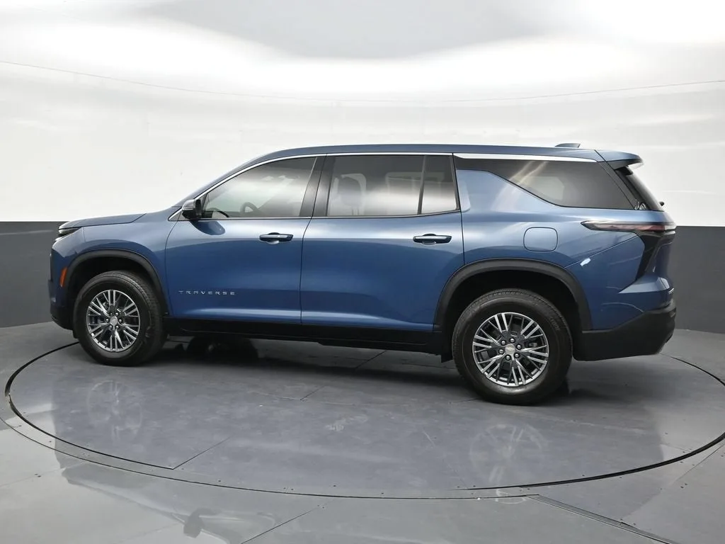 2024 Chevrolet Traverse LS photo 2