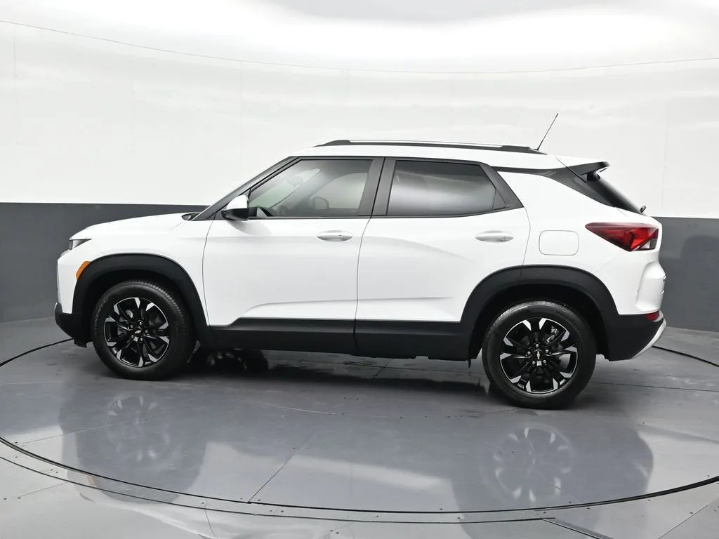 2023 Chevrolet Trailblazer LT photo 2