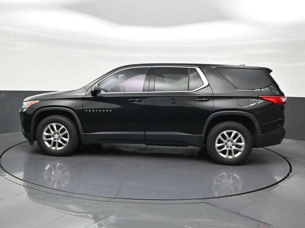 2018 Chevrolet Traverse LS photo 2