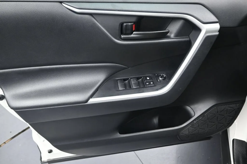 2022 Toyota RAV4 LE photo 11
