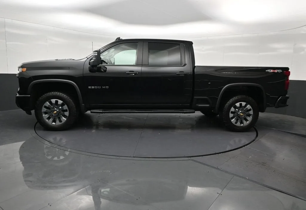 2025 Chevrolet Silverado 2500 HD Custom photo 2