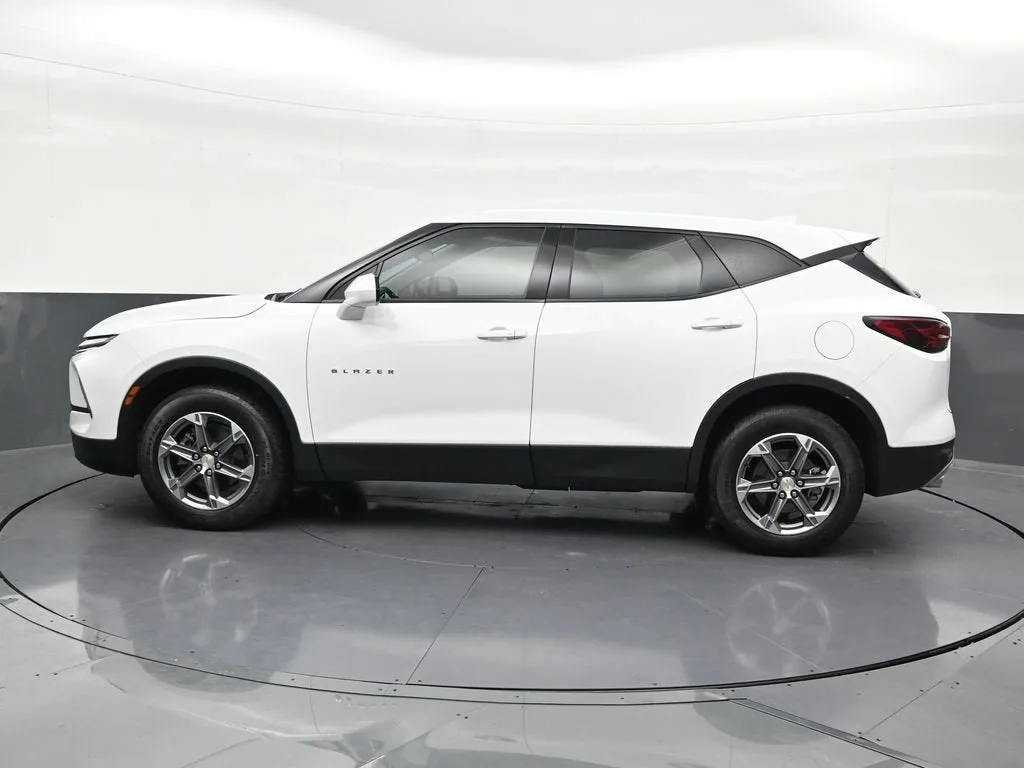 2024 Chevrolet Blazer 2LT photo 2