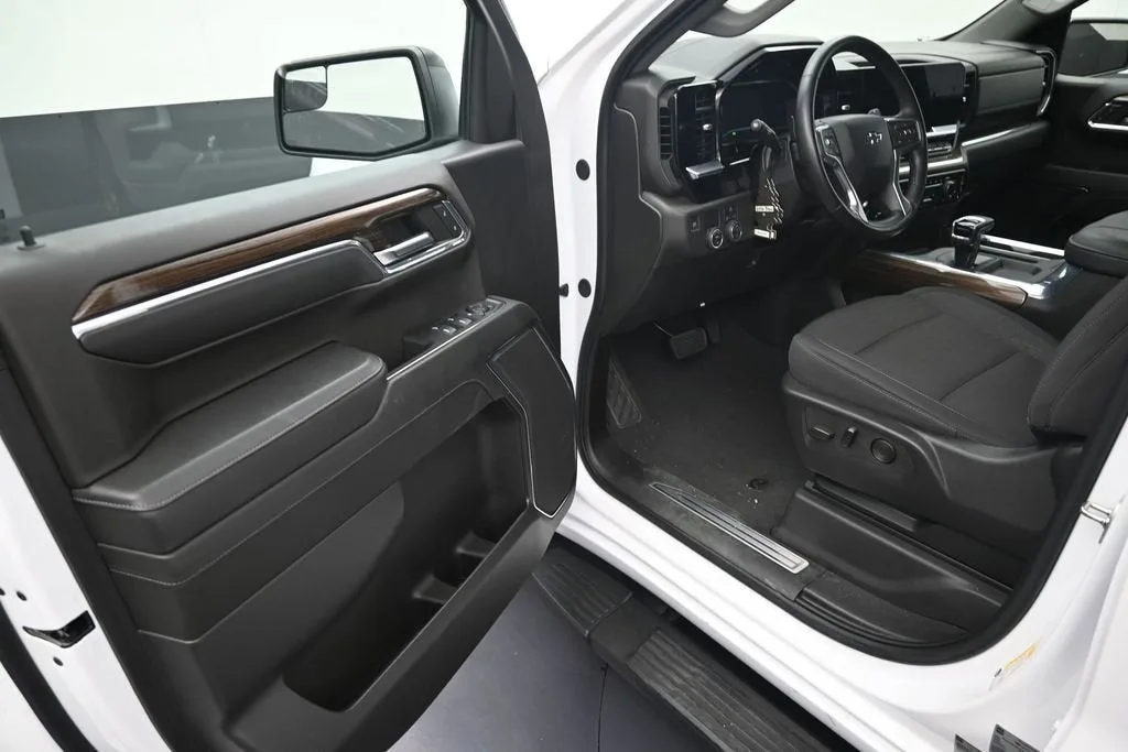 2024 Chevrolet Silverado 1500 RST photo 10