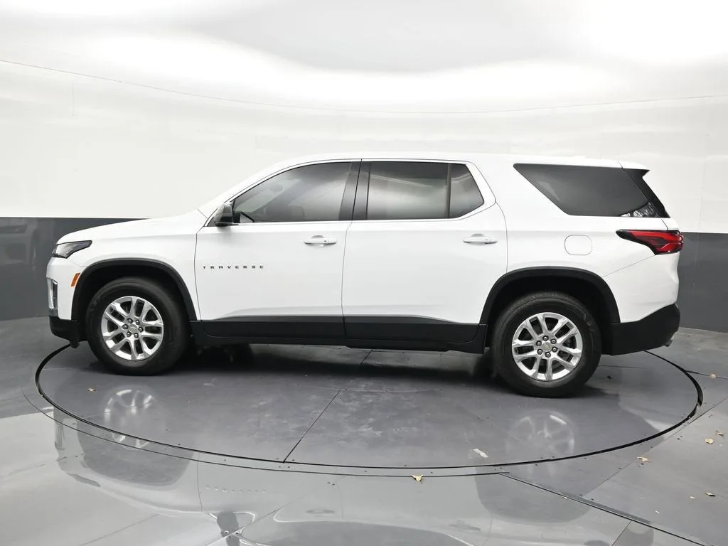 2023 Chevrolet Traverse LS photo 2