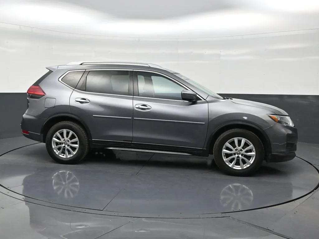 2017 Nissan Rogue SV photo 6