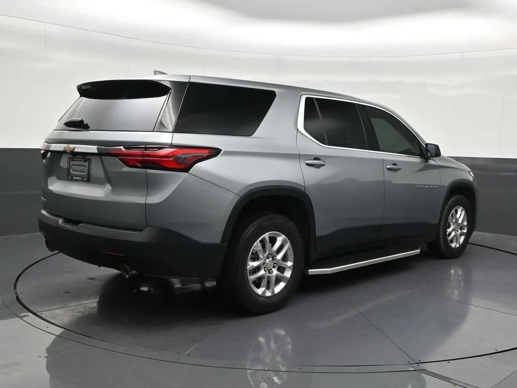 2023 Chevrolet Traverse LS photo 5