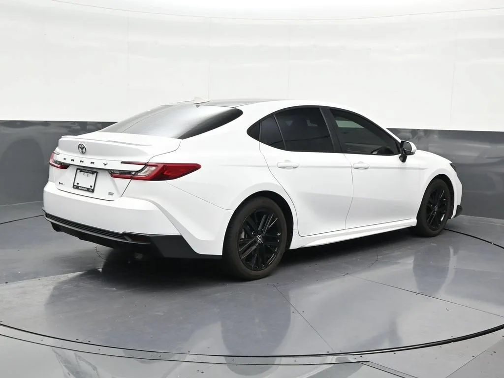 2026 Toyota Camry SE photo 5