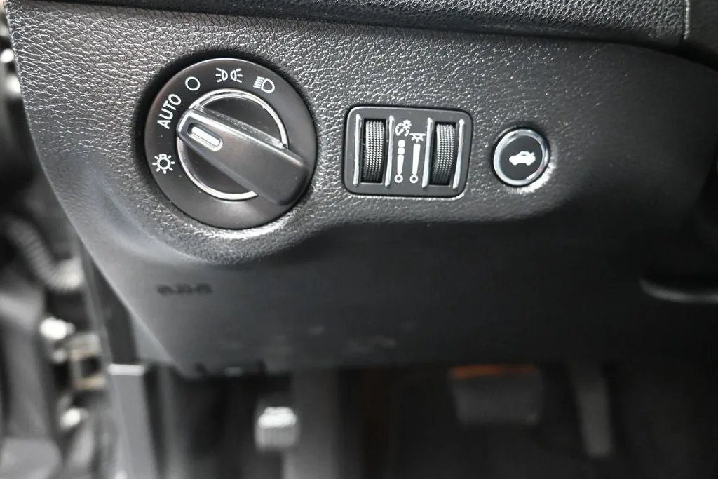 2022 Chrysler 300 Touring photo 12