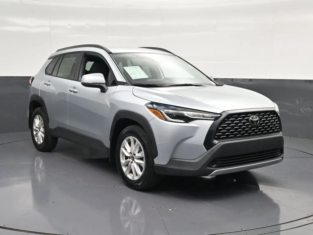 2024 Toyota Corolla Cross LE photo 5