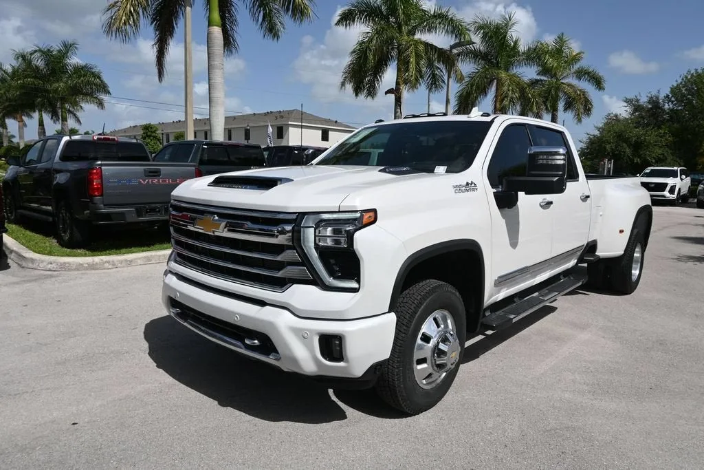 2025 Chevrolet Silverado 3500 HD High Country DRW photo 5