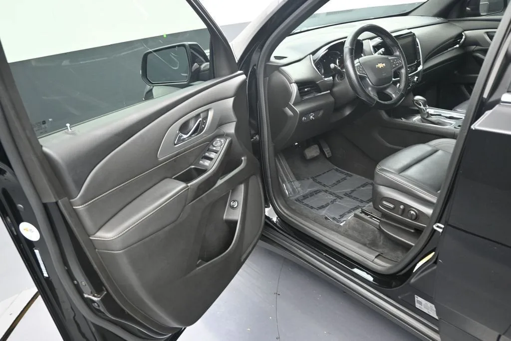 2023 Chevrolet Traverse LT Leather photo 10