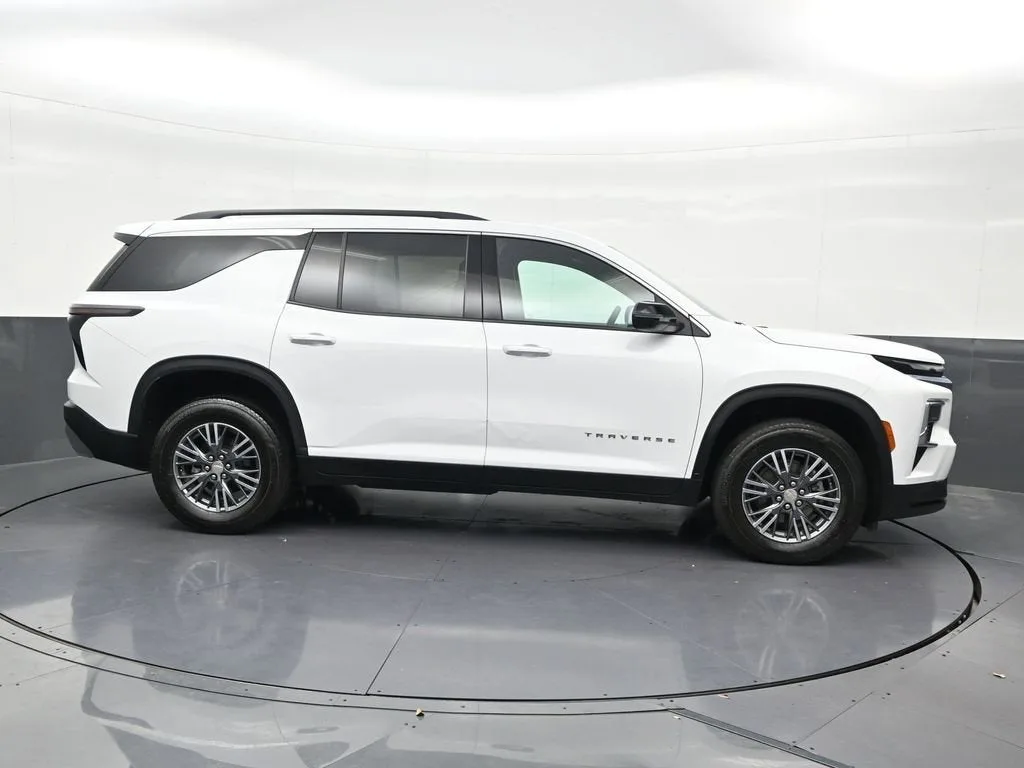 2025 Chevrolet Traverse LT photo 7