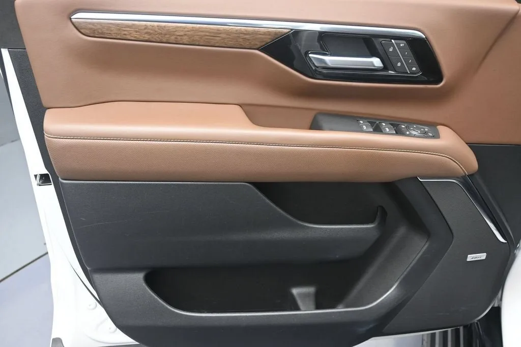 2025 Chevrolet Suburban High Country photo 9