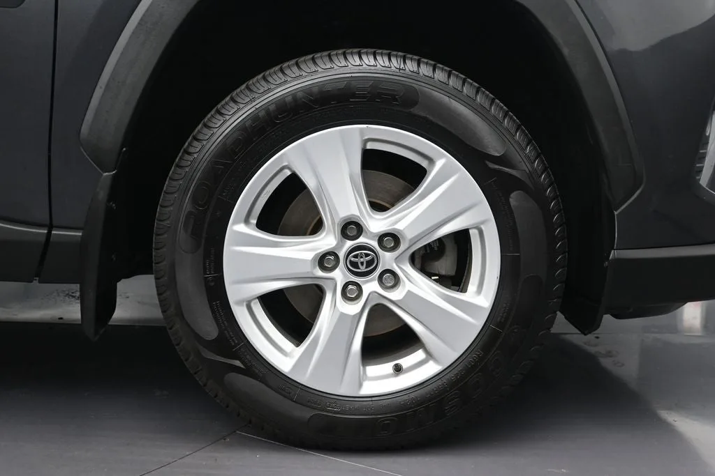 2021 Toyota RAV4 XLE photo 9