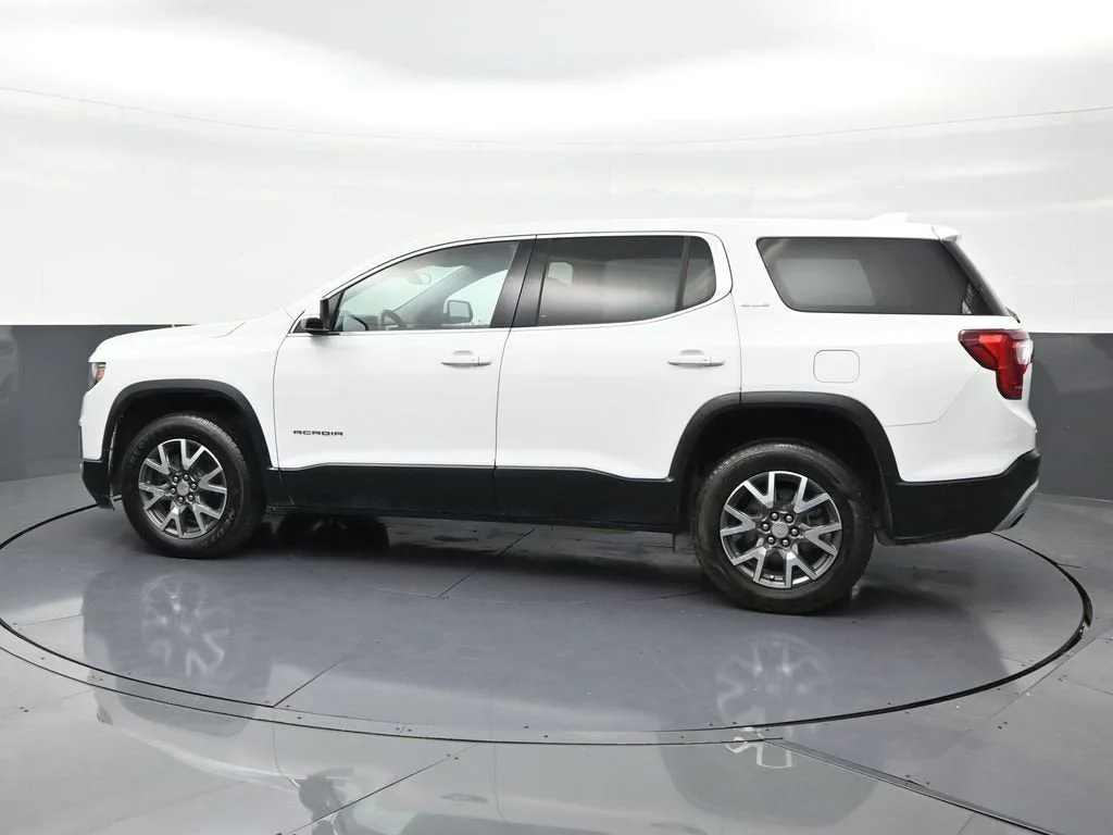 2023 GMC Acadia SLE photo 2