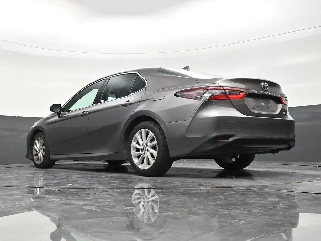 2022 Toyota Camry LE photo 22