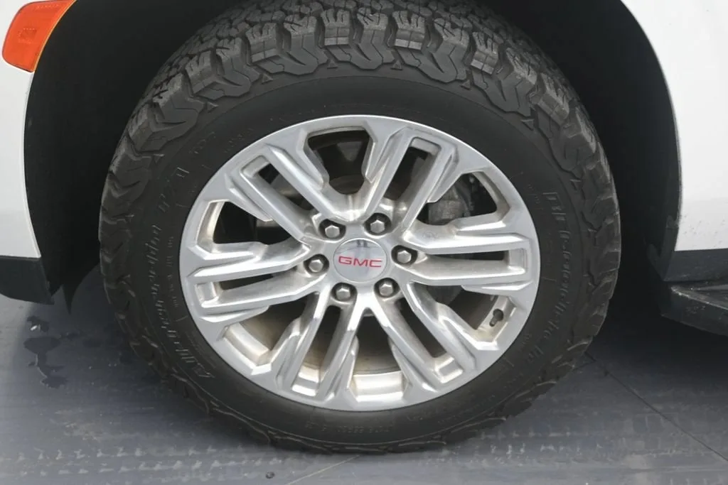 2022 GMC Yukon SLT photo 9