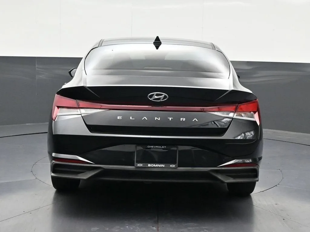 2023 Hyundai Elantra SEL photo 4