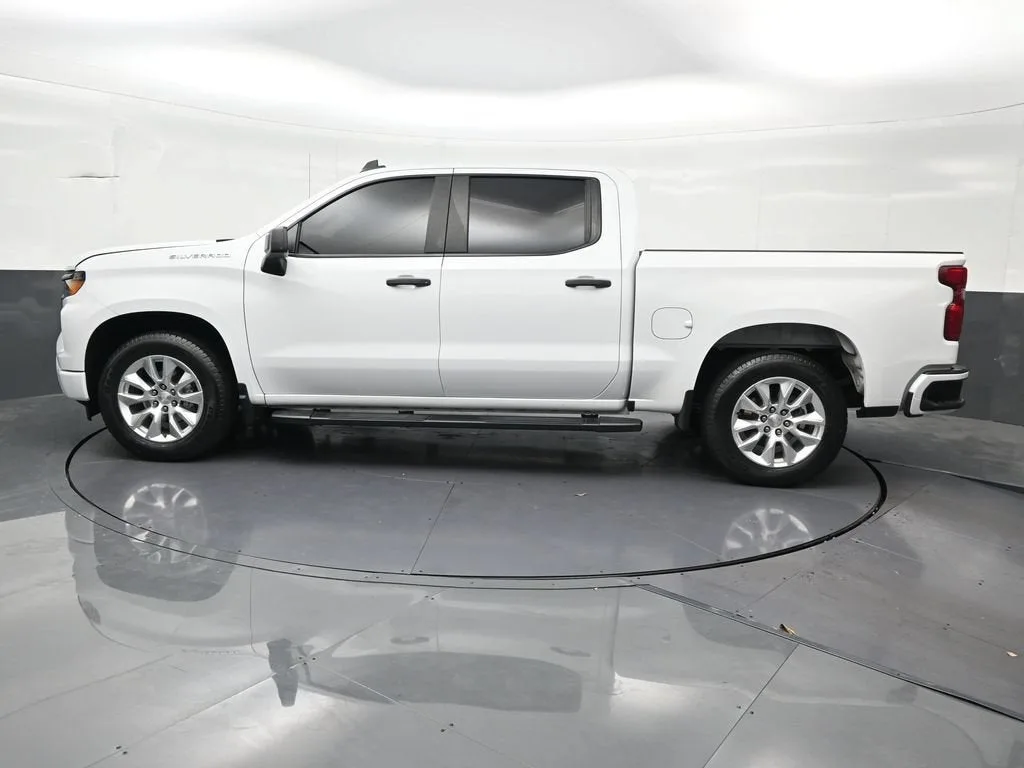 2024 Chevrolet Silverado 1500 Custom photo 2