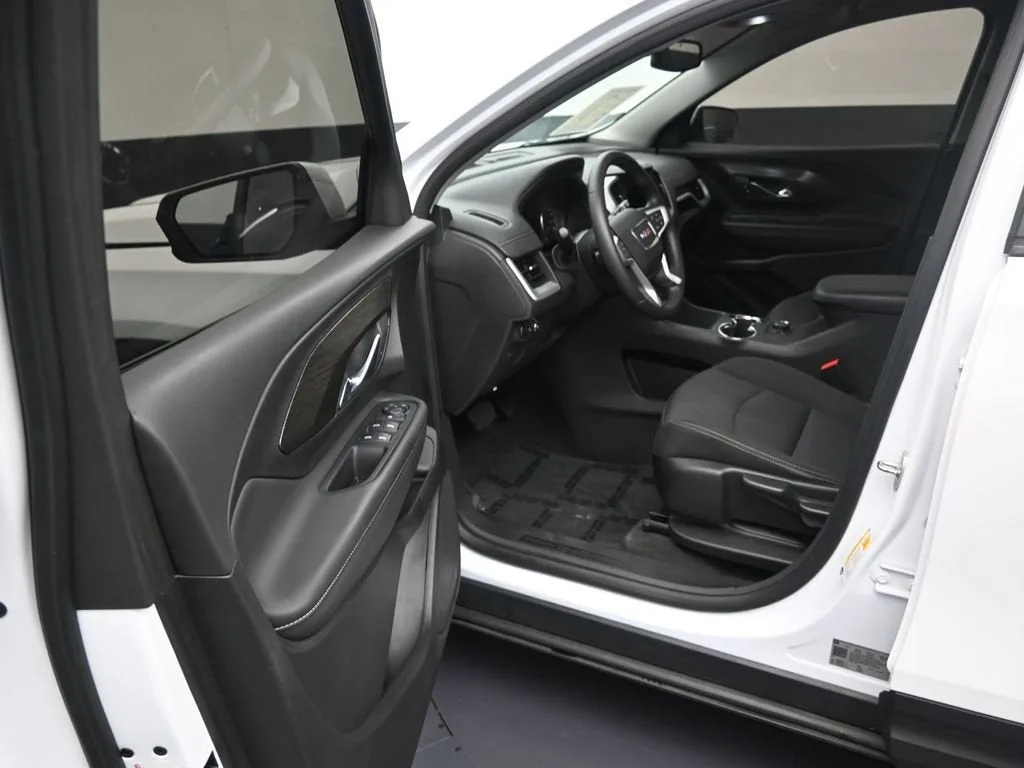 2024 GMC Terrain SLE photo 9