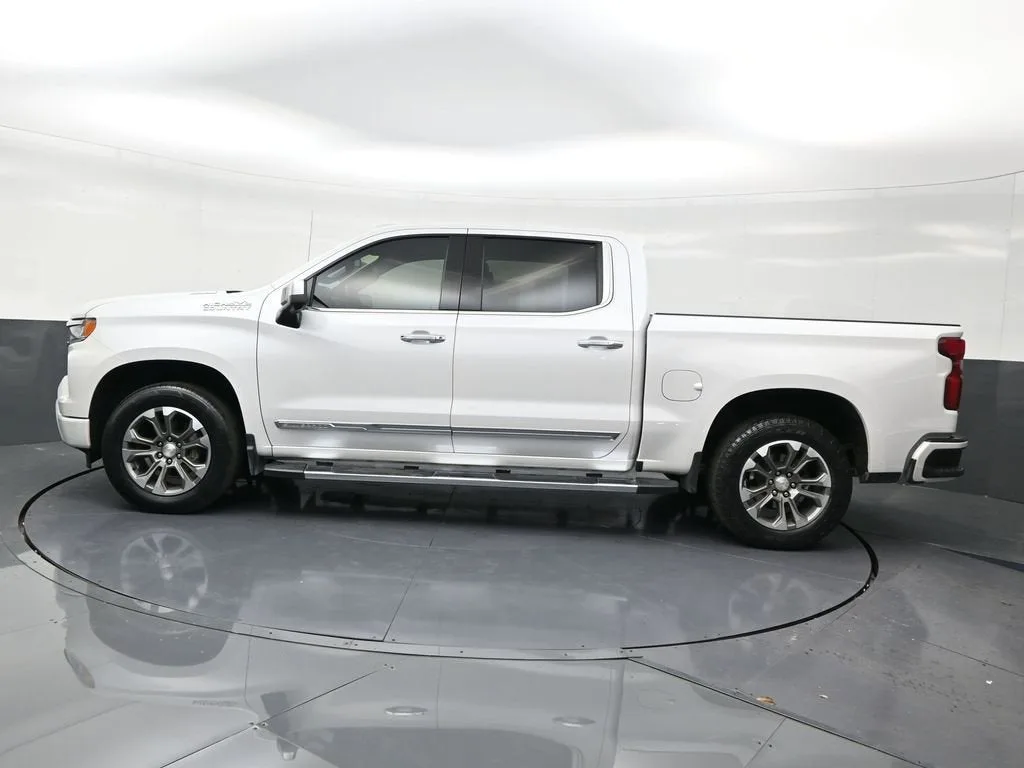 2024 Chevrolet Silverado 1500 High Country photo 2