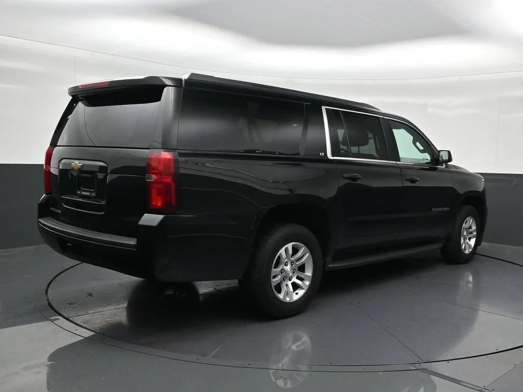 2018 Chevrolet Suburban LT photo 5