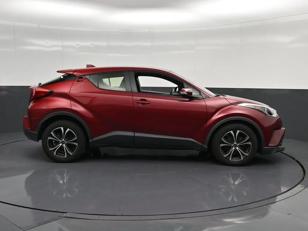 2019 Toyota C-HR LE photo 4
