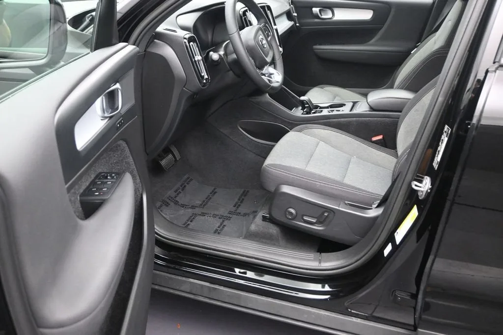 2023 Volvo XC40 B4 Core photo 11