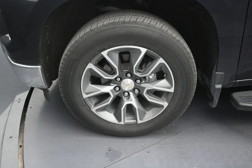 2023 Chevrolet Silverado 1500 LT photo 9