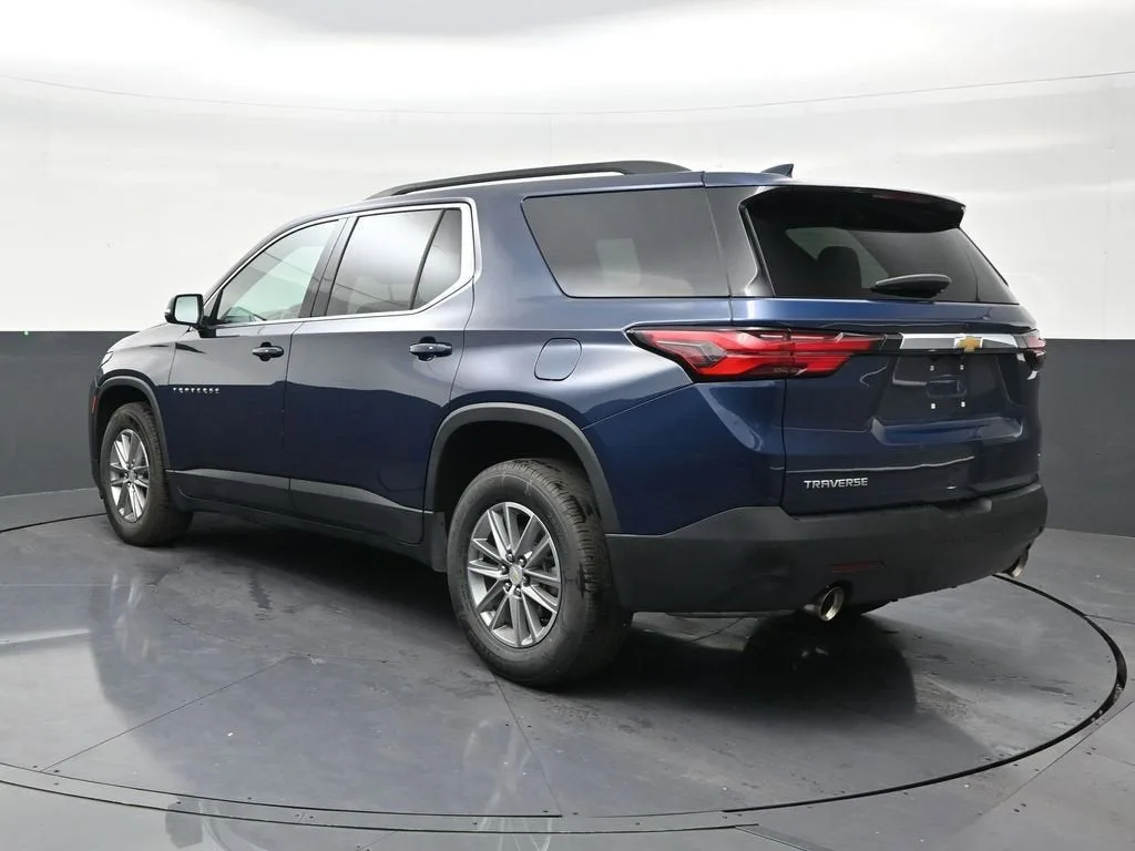 2023 Chevrolet Traverse LT Cloth photo 3