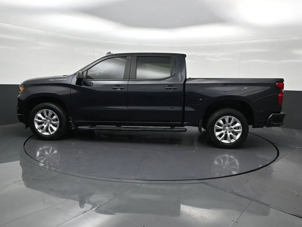 2023 Chevrolet Silverado 1500 Custom photo 2