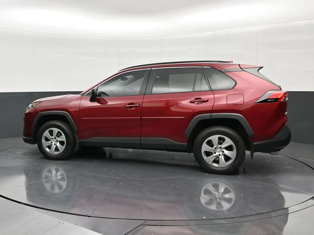 2021 Toyota RAV4 LE photo 2