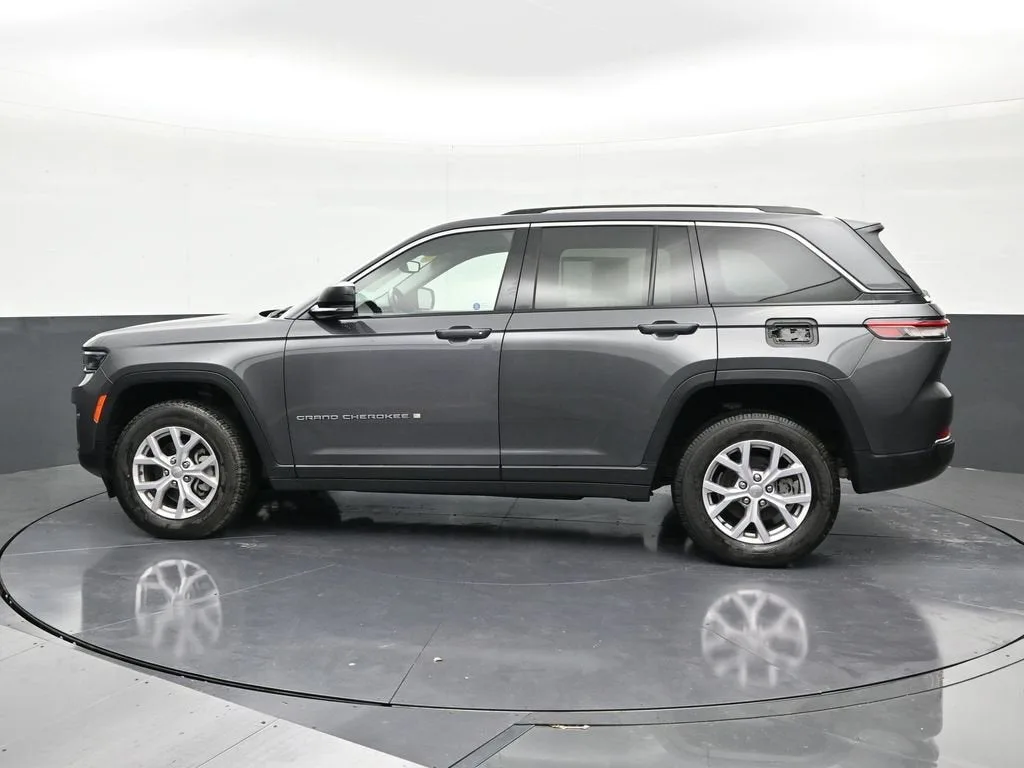2022 Jeep Grand Cherokee Limited 4x4 photo 2