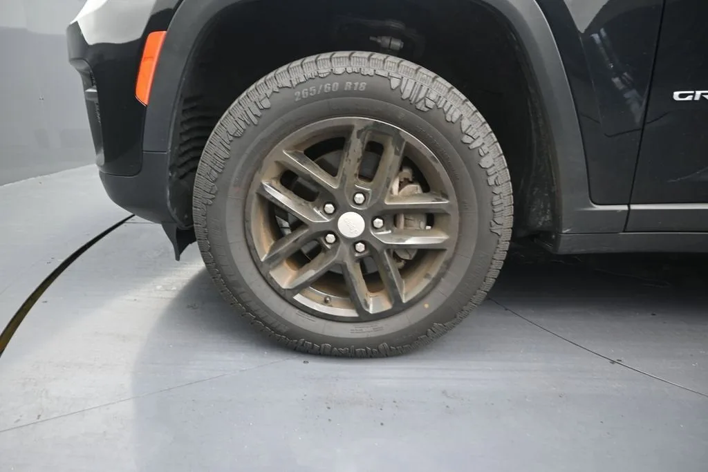 2024 Jeep Grand Cherokee Laredo X 4x4 photo 9