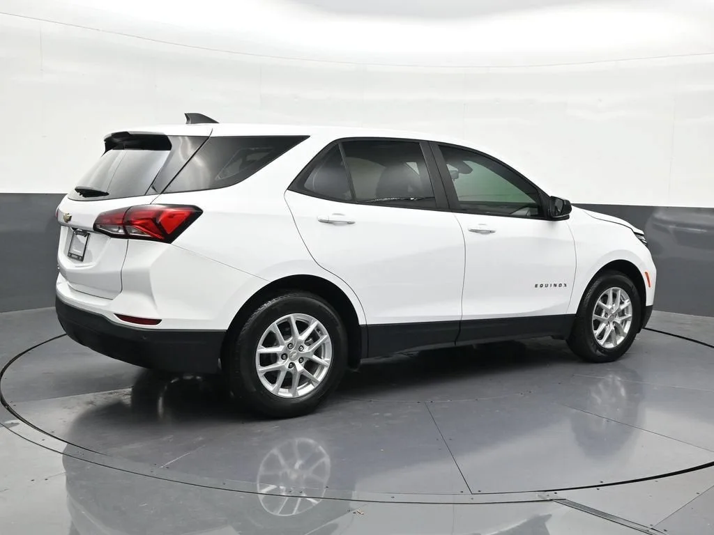 2024 Chevrolet Equinox LS photo 5