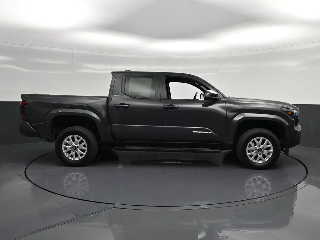 2025 Toyota Tacoma SR5 photo 4