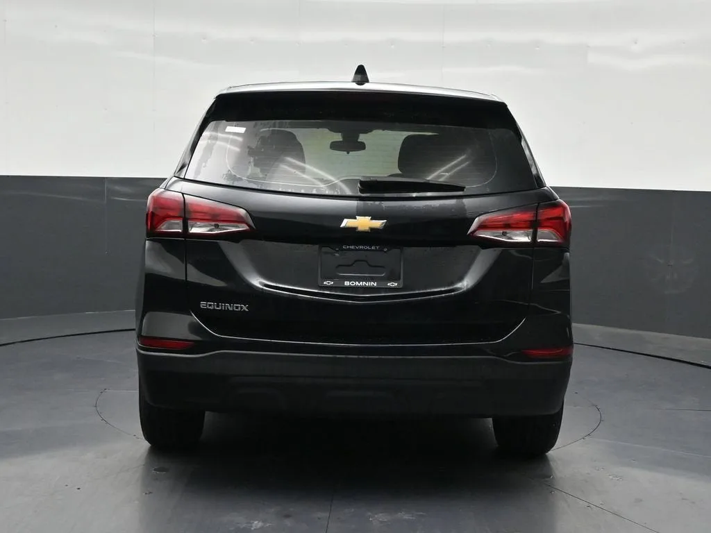 2023 Chevrolet Equinox LS photo 4