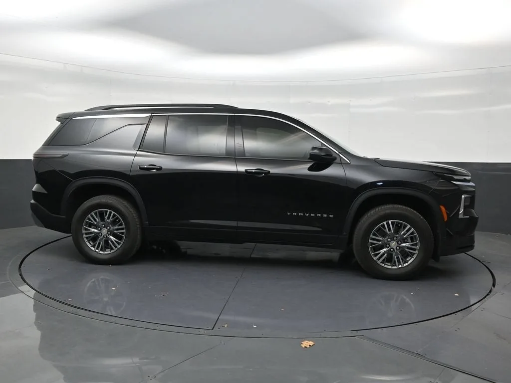 2025 Chevrolet Traverse LT photo 6