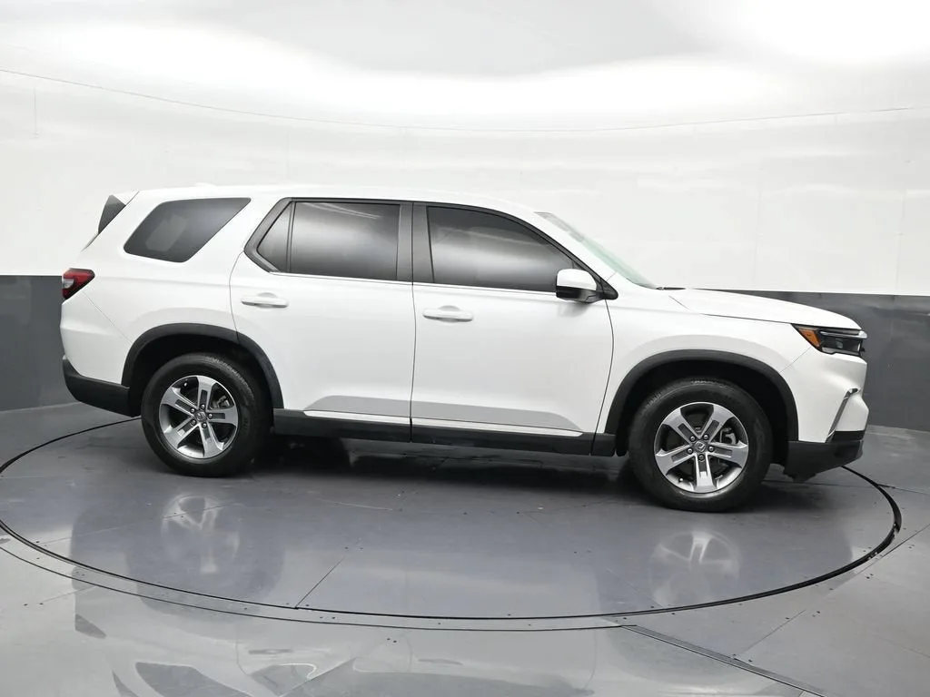 2024 Honda Pilot EX-L 7 Passenger photo 6