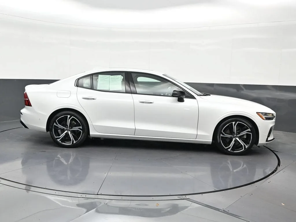2024 Volvo S60 B5 Plus Dark Theme photo 7