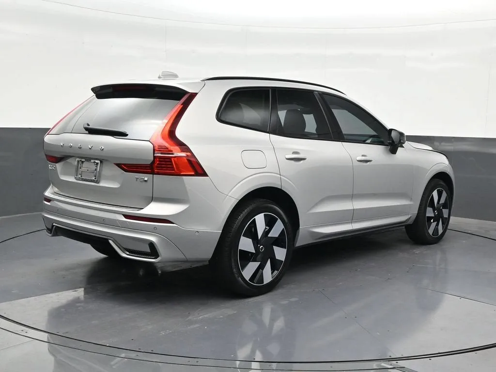 2025 Volvo XC60 Plug-In Hybrid Plus photo 6