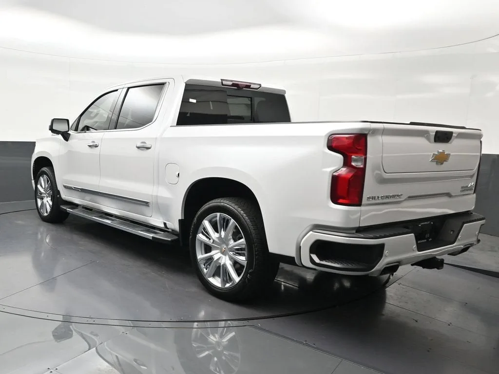 2024 Chevrolet Silverado 1500 High Country photo 3