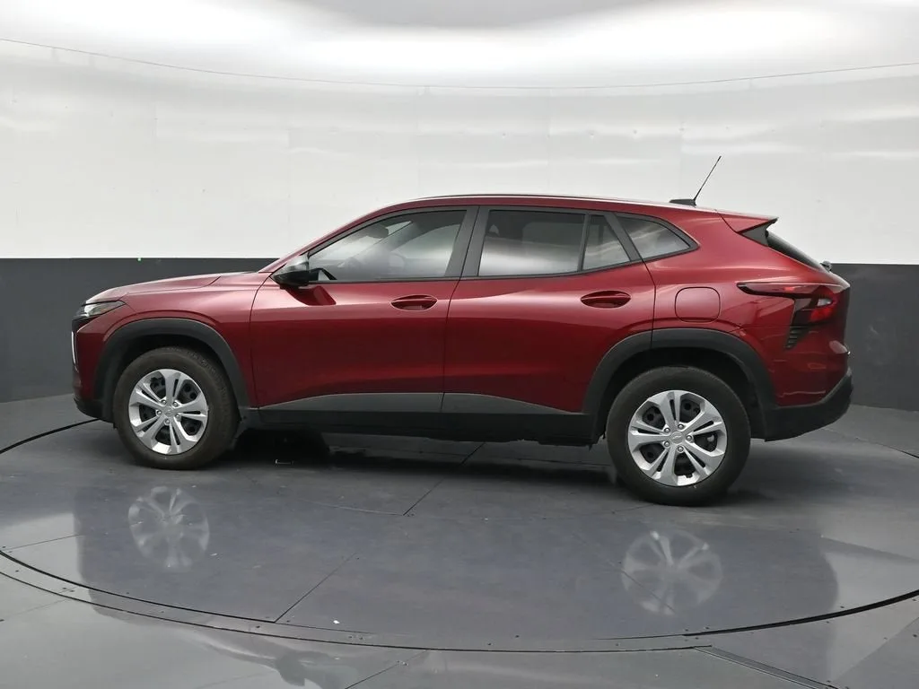 2025 Chevrolet Trax LS photo 2