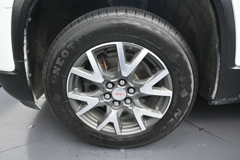 2023 GMC Acadia SLE photo 9